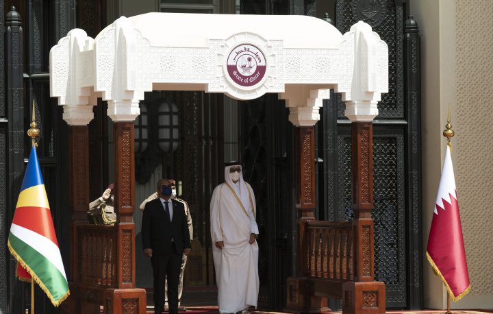 الرئيس في الدوحة، ومذكّرتان