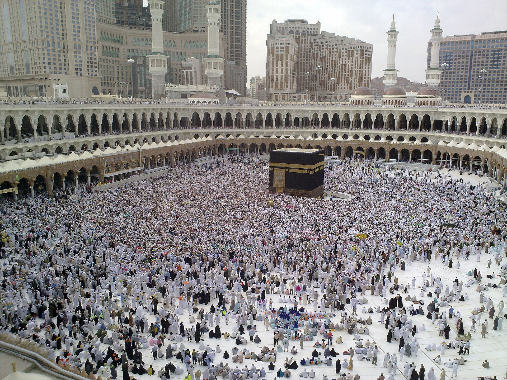 حجّاجٌ في المشاعر المقدّسة قرب مكّة. من كل ألف مسلمٍ حاجٌّ واحد وفق حصص التعاون الإسلامي. المصدر: ويكيميديا كومنز
