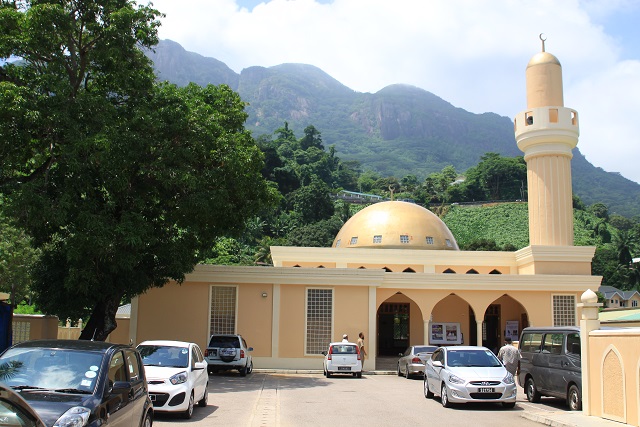 أول مسجدٍ في الجزر، هديةٌ من أبوظبي